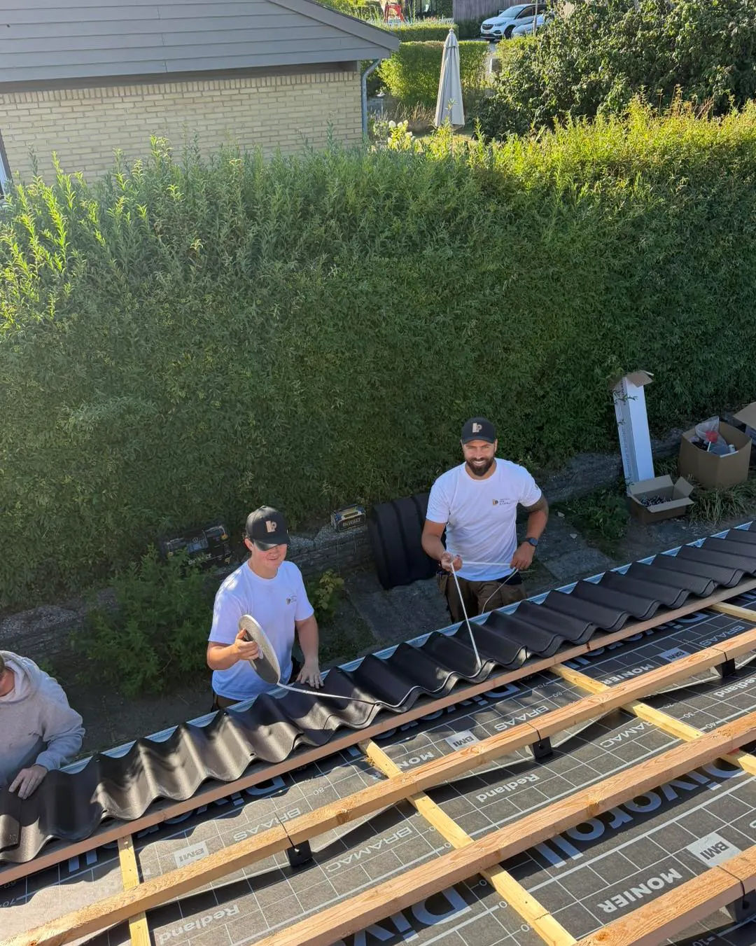Eternittag i bølgeplader B7 under montage