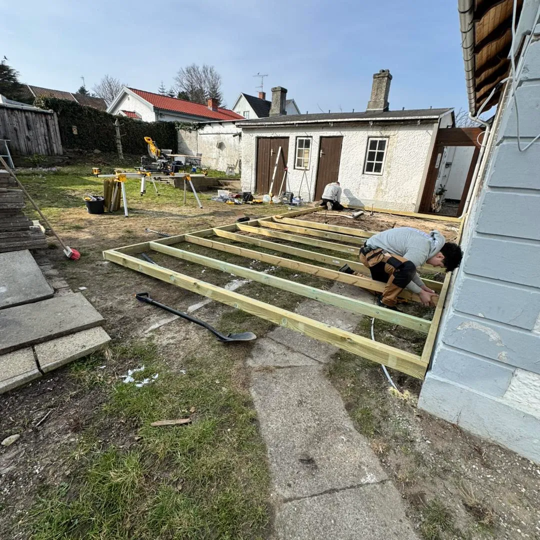 Strøer og understøtning lagt ud til en hævet træterrasse
